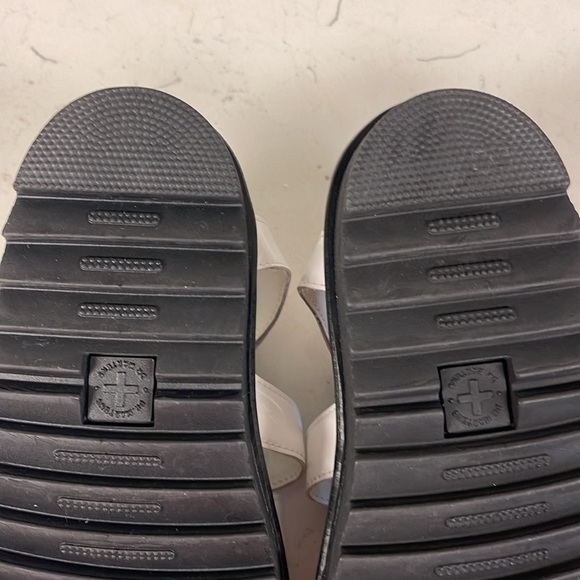 DR. Marten’s BLAIRE White HYDRO Synthetic LEATHER STRAP SANDALS Size 7 - Picture 10 of 17